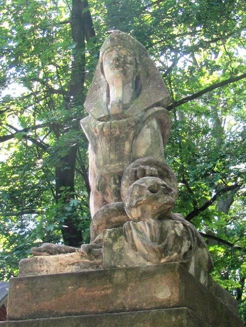 Sfinks na grobie Talowskiego - fot. 5.JPG