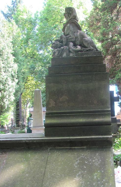 Sfinks na grobie Talowskiego - fot. 2.JPG