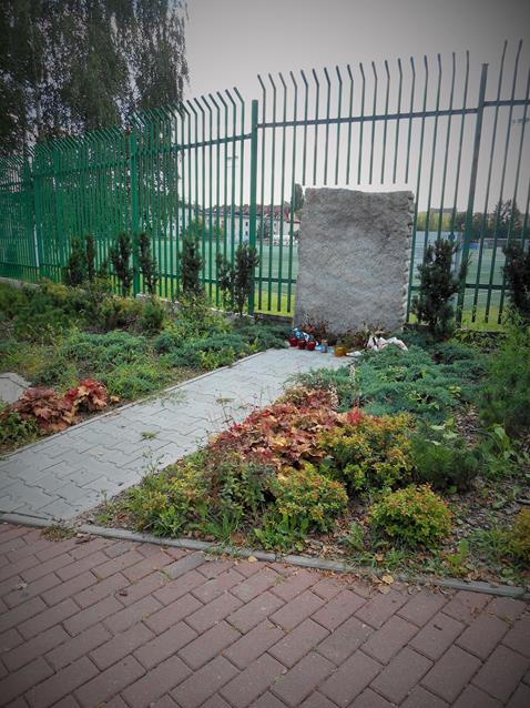 Pomnik bez tablicy (1).JPG