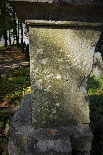 Zniszczenia wojenne na cmentarzu (2).JPG