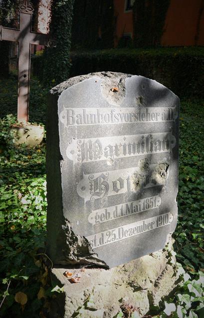Zniszczenia wojenne na cmentarzu (6).JPG