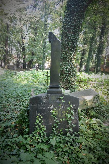 Zniszczenia wojenne na cmentarzu (10).JPG