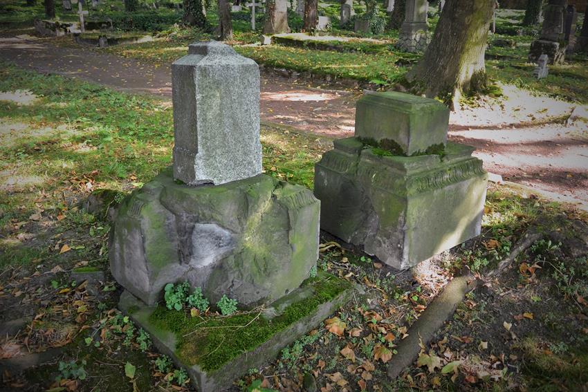 Zniszczenia wojenne na cmentarzu (12).JPG