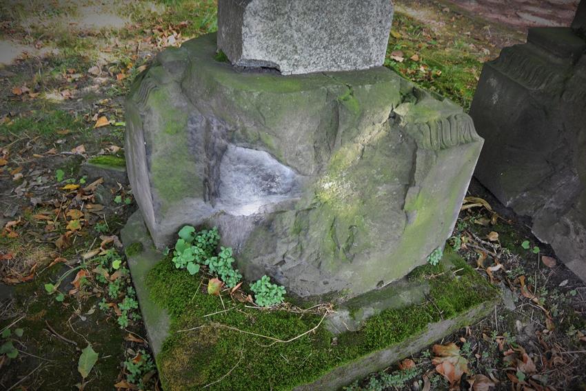 Zniszczenia wojenne na cmentarzu (14).JPG