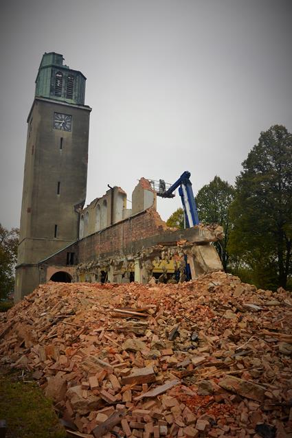 Wyburzanie kościoła (12).JPG