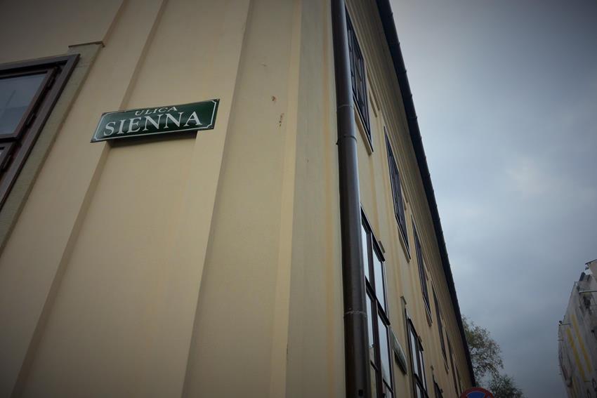 Ulica Sienna, róg z ulicą Świętego Krzyża (1).JPG