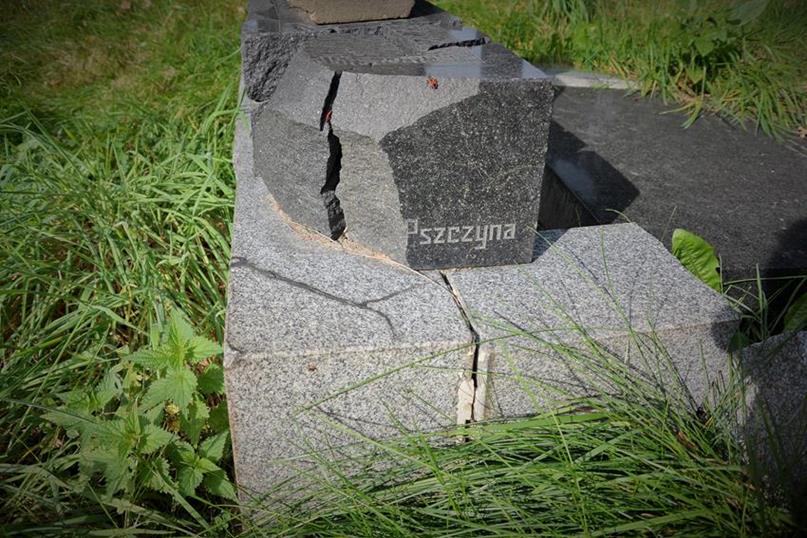 Rozbity nagrobek z sygnaturą kamieniarza z Pszczyny (4).JPG
