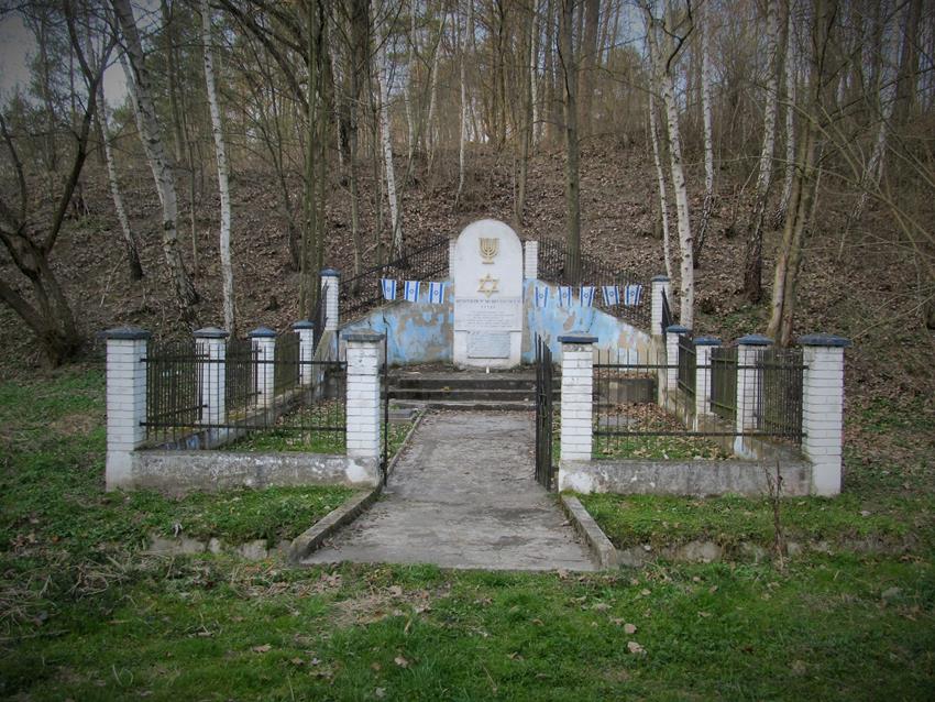 Działoszyce - cmentarz żydowski (2).jpg