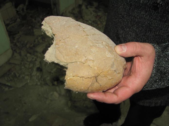 Chleba naszego powszedniego - skamieniały ze starości bochen chleba z Kotlarskiej.jpg