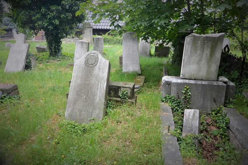Na cmentarzu (6).JPG