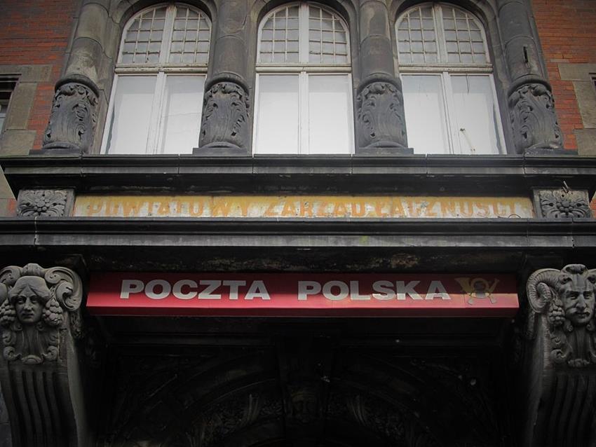 Napis na budynku poczty w Bytomiu (1).jpg