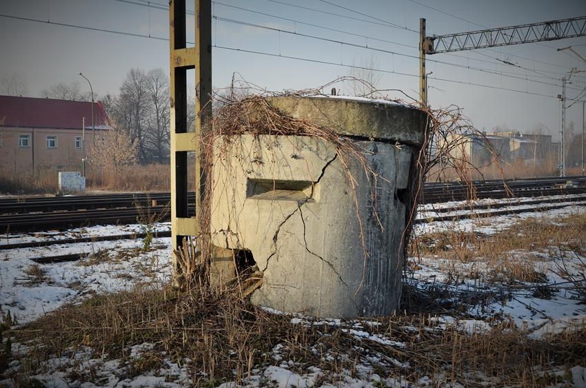 Schron przy torowisku, obok Huty Będzin (1).JPG