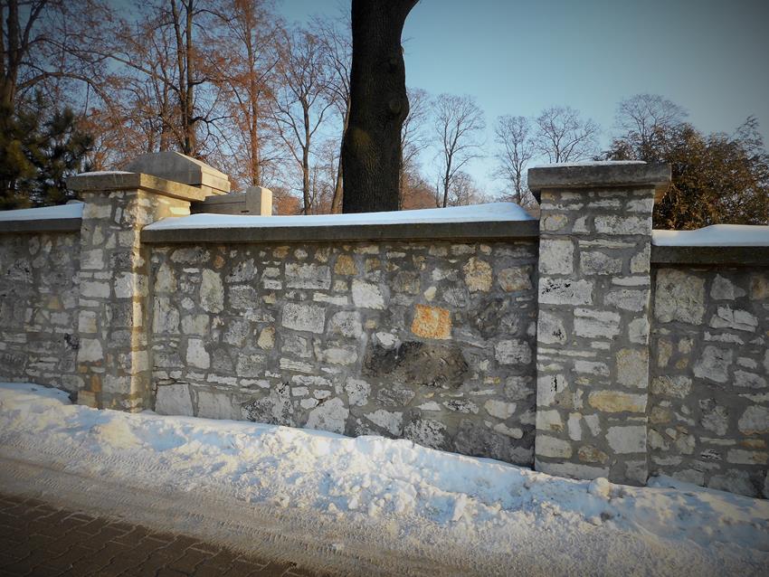 Radzionków - w murze cmentarza (1).JPG