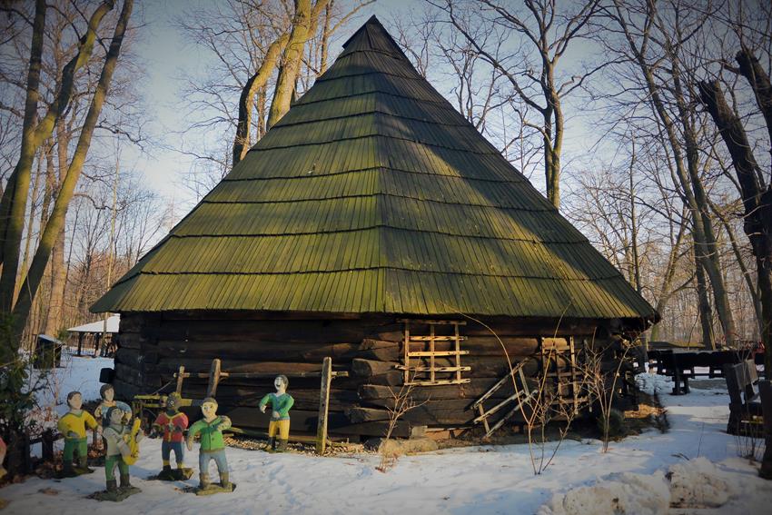 Stodoła ośmioboczna z Kyr (1).JPG